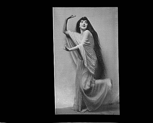 Ruth St. Denis mentre danza. Foto di Genthe, Arnold. Fonte: United States Library of Congress's Prints and Photographs division.
