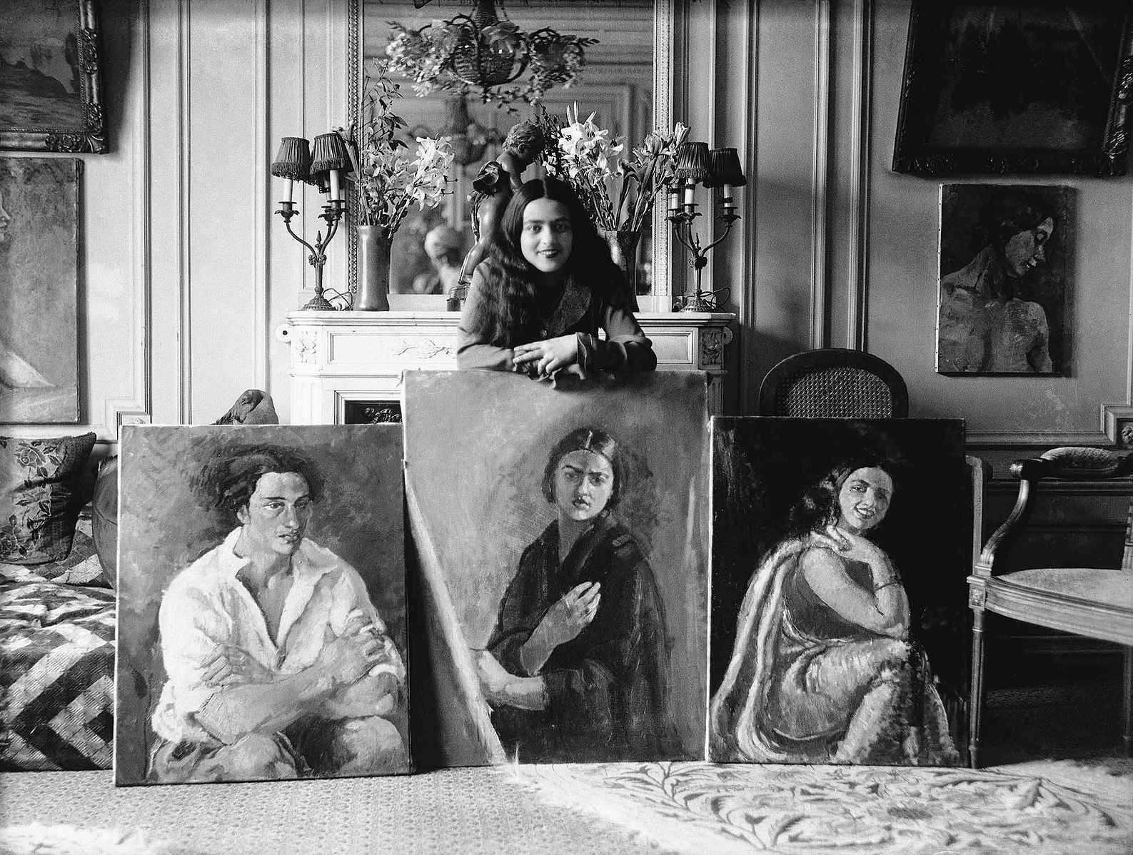  Amrita Sher-Gil con tre dei suoi dipinti.
