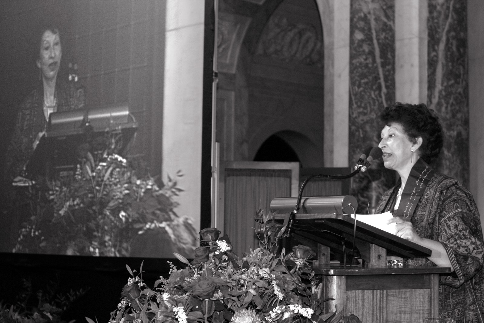 Fatima Merinissi, discorso di accettazione del Erasmus Prize 2004 (Paesi bassi).  Immagine concessa da  Praemium Erasmianum Foundation.