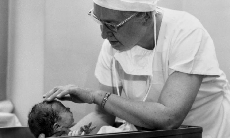 Wilcox, E. (ca. 1958) Virginia Apgar examining a newborn baby https://profiles.nlm.nih.gov/101584647X8
