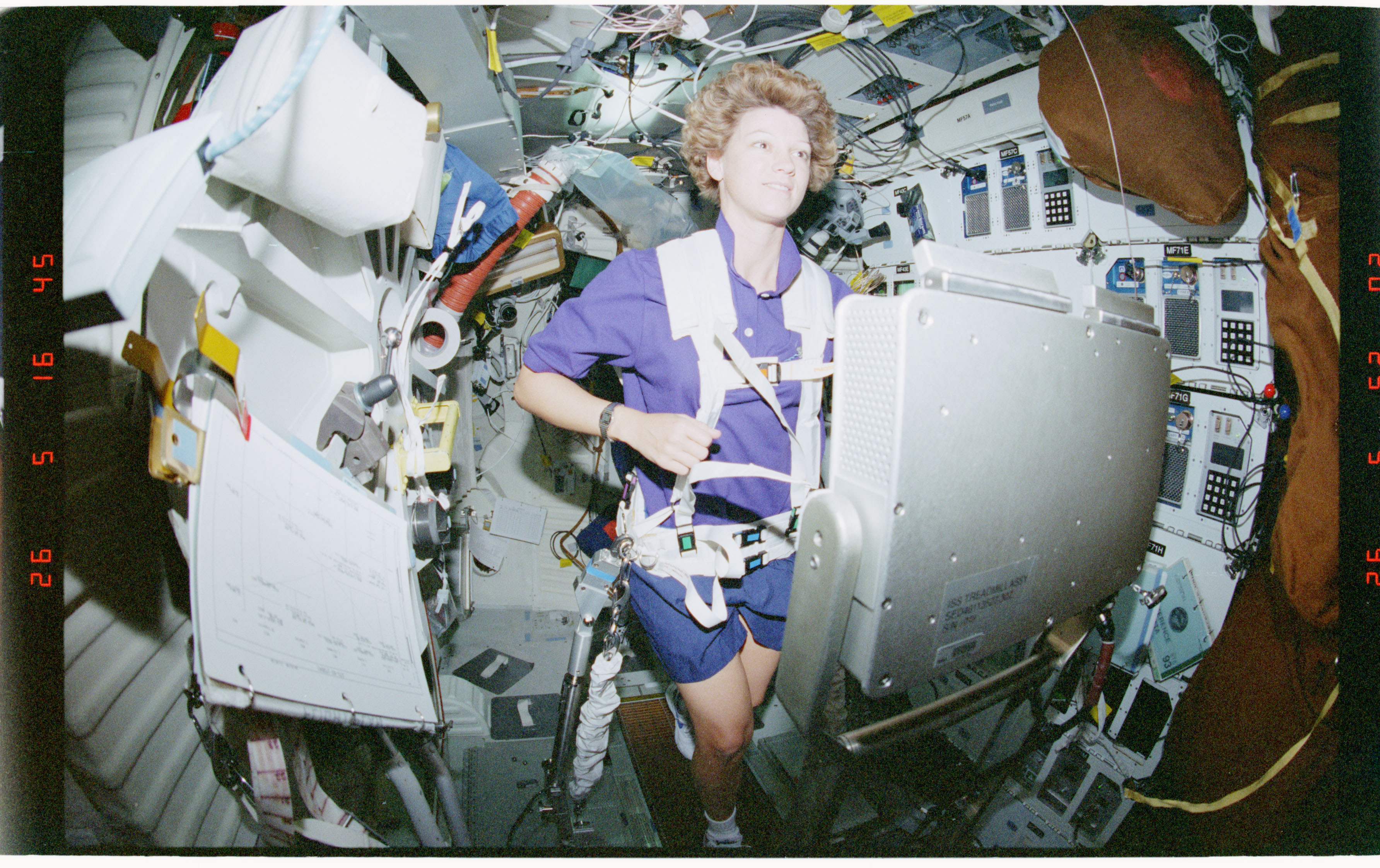 La Comandante Collins si allena sul tapis roulant sullo Space Shuttle Columbia.