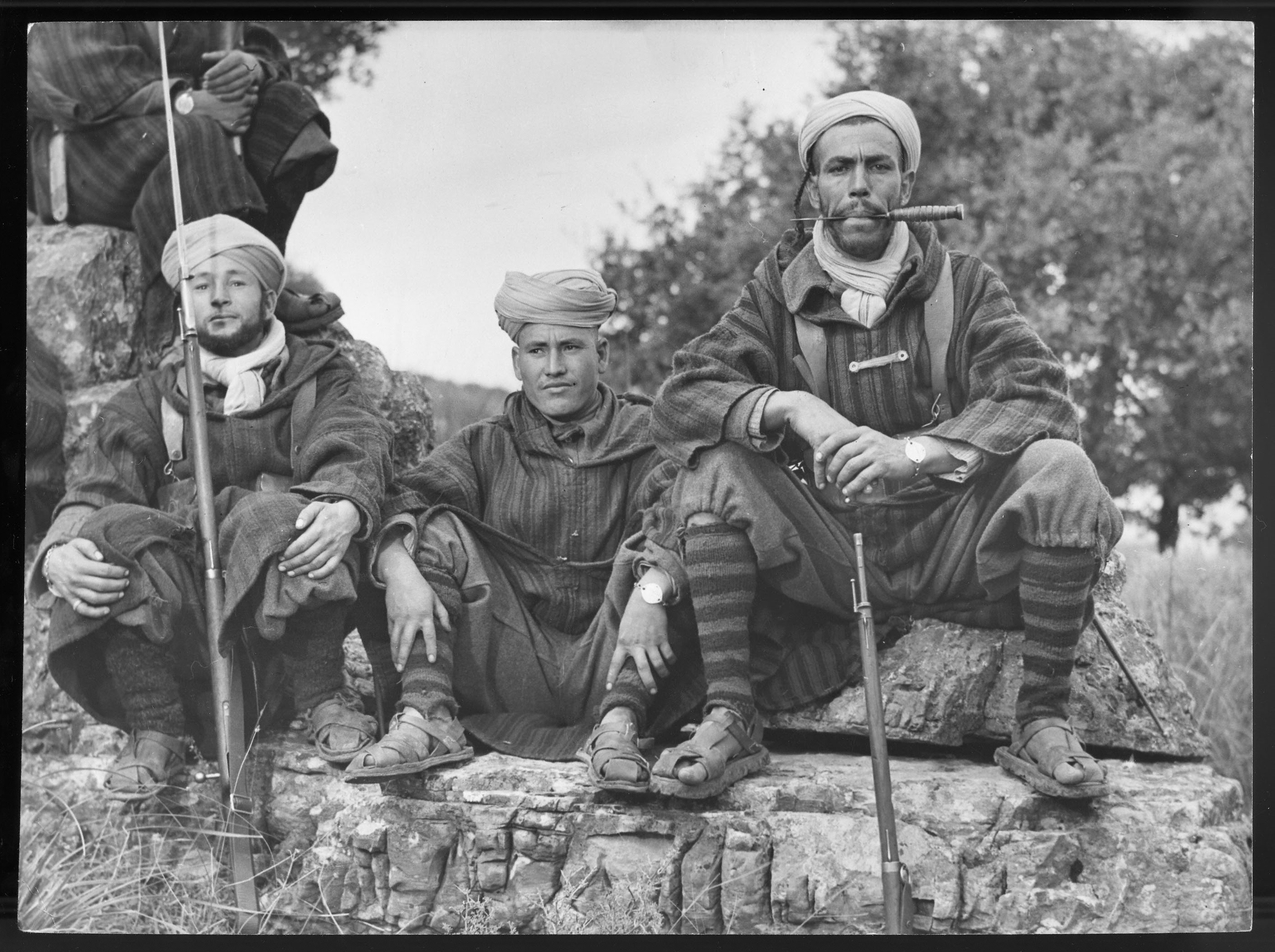 Soldati Goum dell'esercito francesce in posa con le proprie armi, 1943.