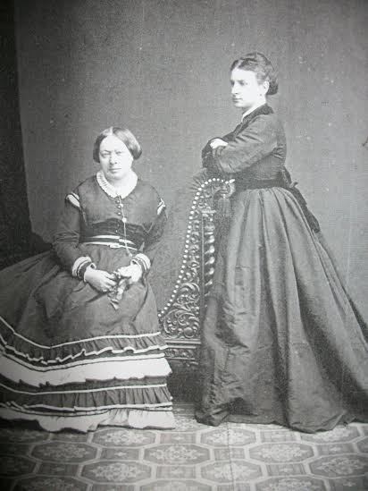 Carolina e la sua allieva Anna Regan, 1865 ca., Foto collezione Pier Tommaso Messeri