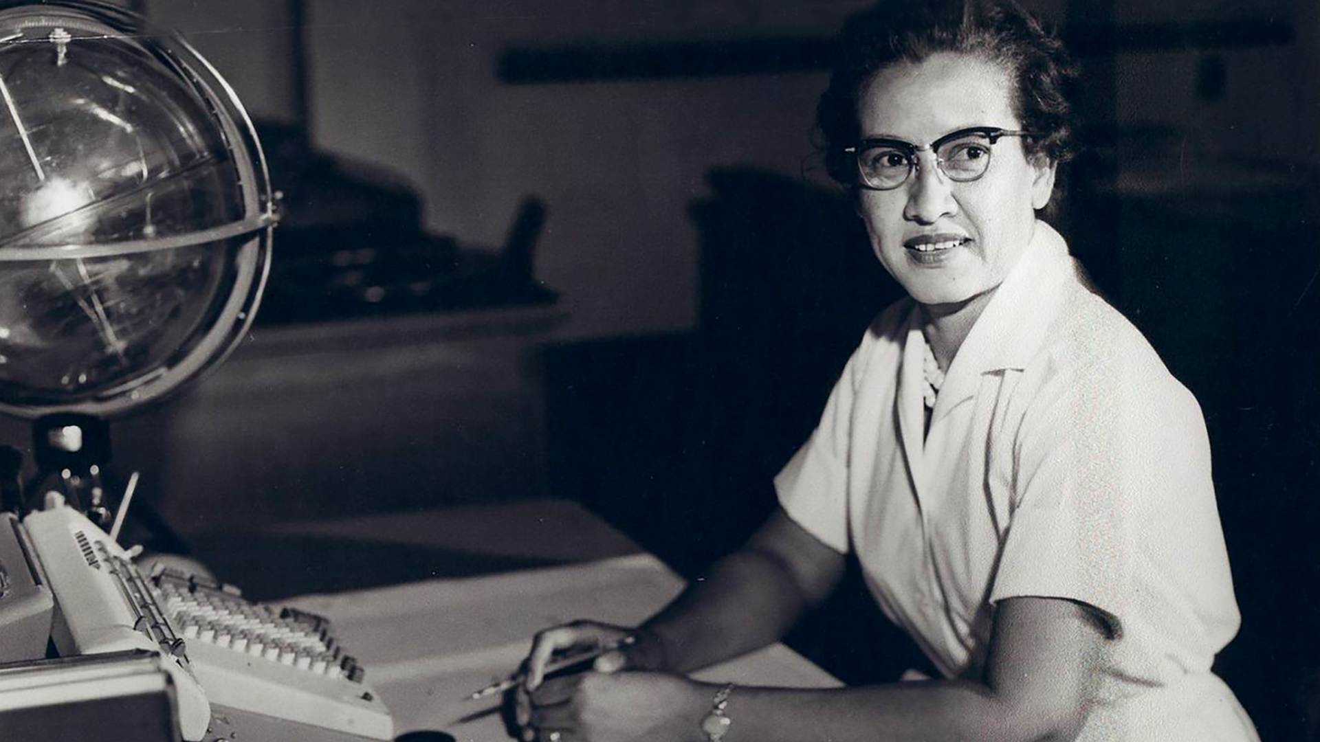 La ricercatrice e matematica della NASA Katherine Johnson fotografata alla sua scrivania al Langley Research Center.