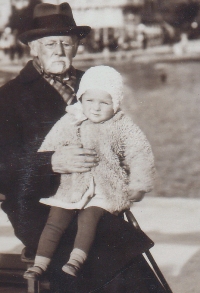  Rapallo, 1934, Ludmila Cecchini in braccio al nonno Sergej 
