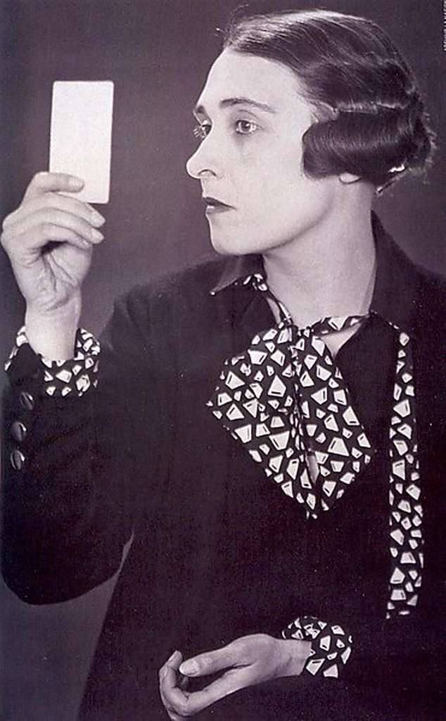 Victoria Ocampo ritratta da Man Ray, 1929 [Immagine in pubblico dominio]