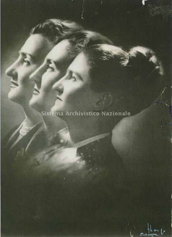  Ritratto di Arturo Ghergo delle tre sorelle Fontana. Partendo dal fondo: Micol, Giovanna, Zoe, 1955.