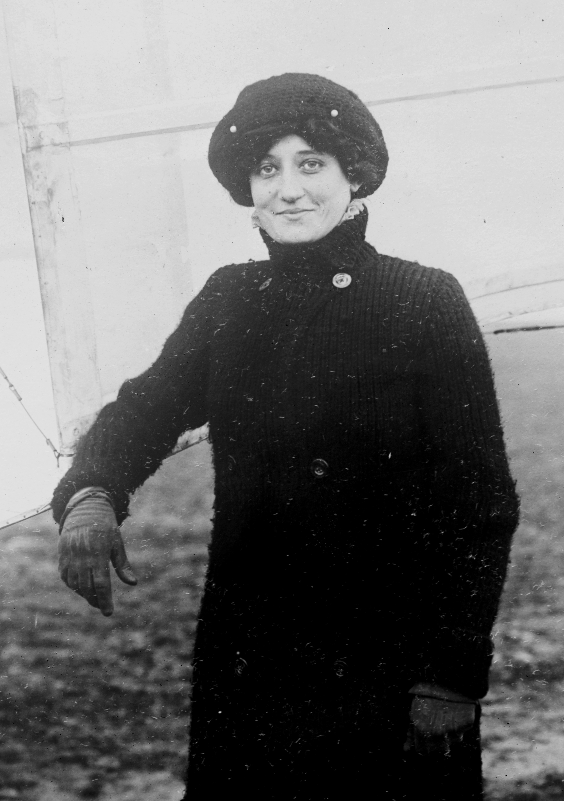 Elise Raymonde Deroche posa di fronte al suo aeroplano, 1909.