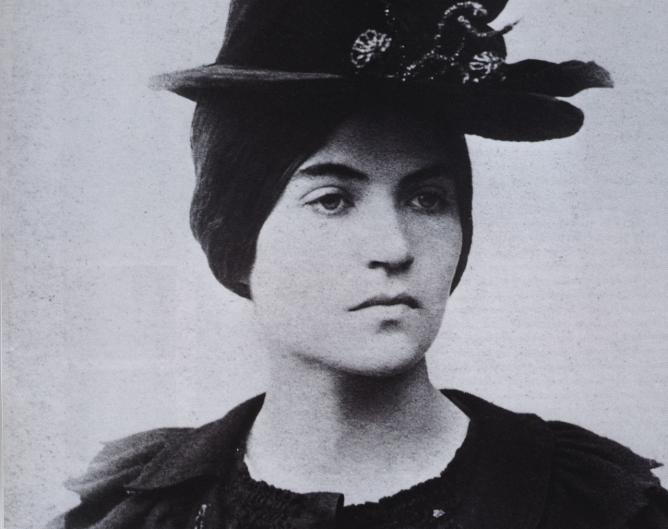 Suzanne Valadon, ritratto fotografico con cappello, 1885 circa. Biblioteca Marguerite Durand, Parigi.