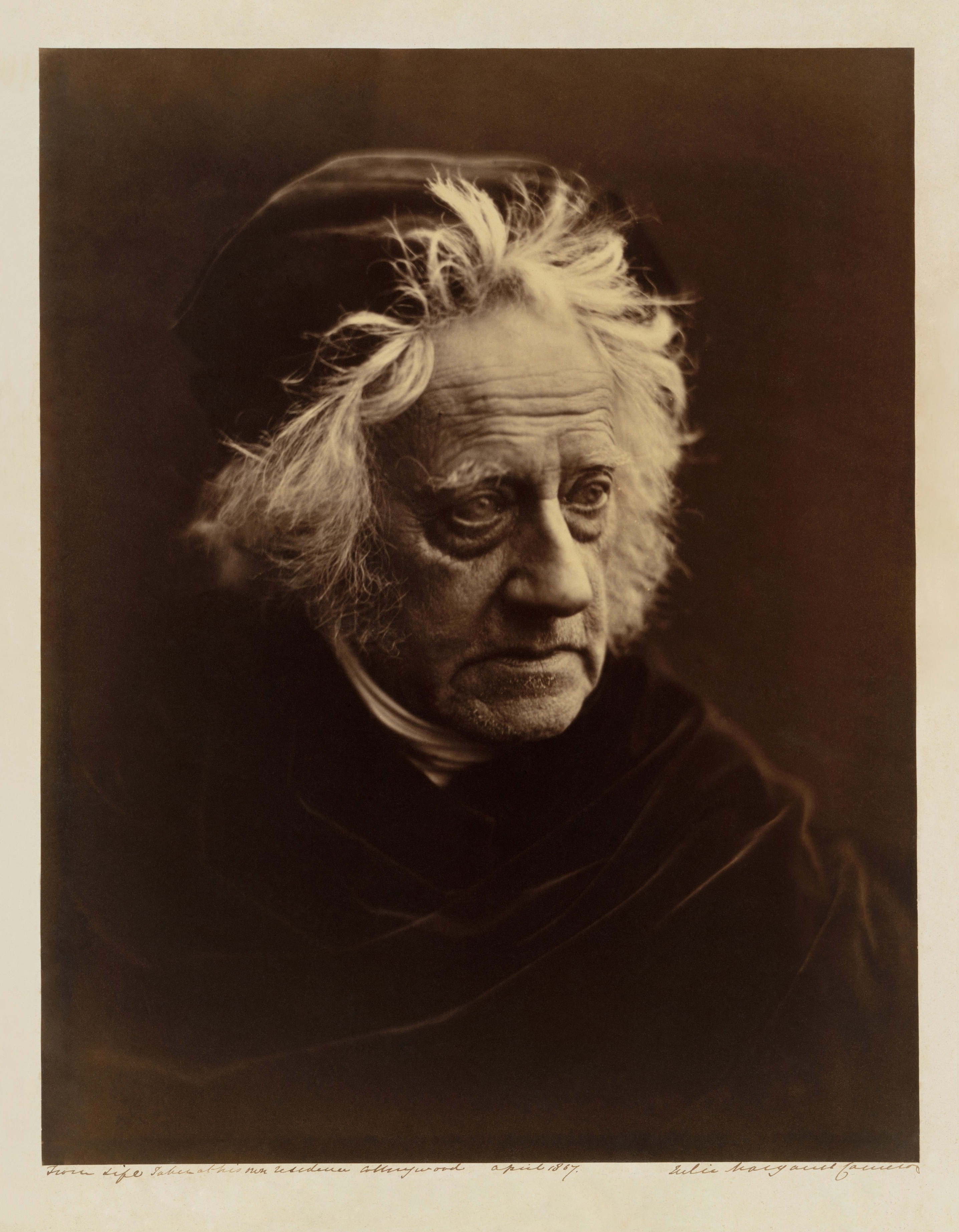John Herschel (1815-1879), fotografato da Julia Margaret Cameron nell'aprile del 1867.