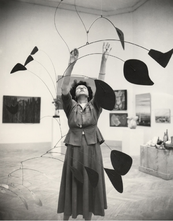  Peggy Guggenheim con Interior, della figlia Pegeen Vail, al Padiglione Greco della 24a Biennale di Venezia, 1948
Foto © The Solomon R. Guggenheim Foundation. 
