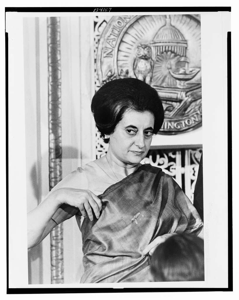 Indira Gandhi al National Press Club di Washington. Immagine in pubblico dominio.