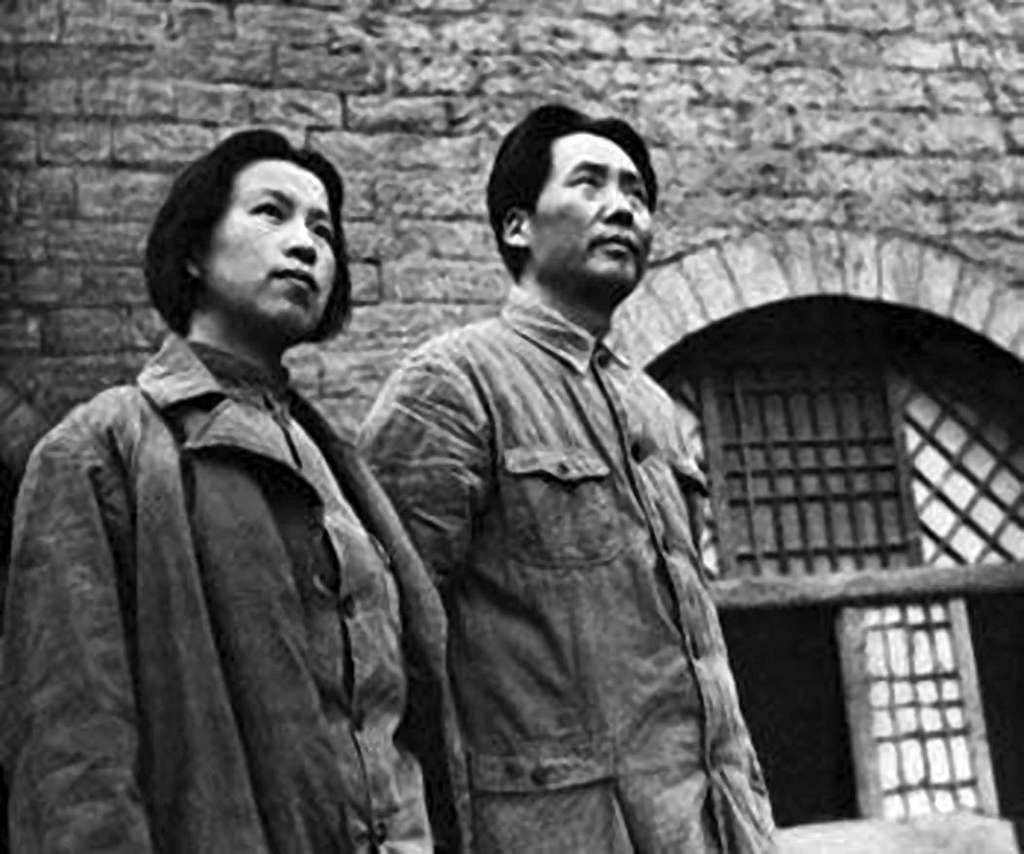 Una giovane Jiang Qing e Mao a Yan'an negli anni Trenta. Immagine in pubblico dominio, fonte: Wikimedia commons.