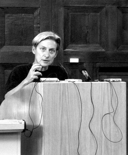 Judith Butler tiene una lezione all'Università di Amburgo, Aprile 2007 (Immagine su <a href=http://creativecommons.org/licenses/by-sa/3.0/>licenza Creative Commons</a>).