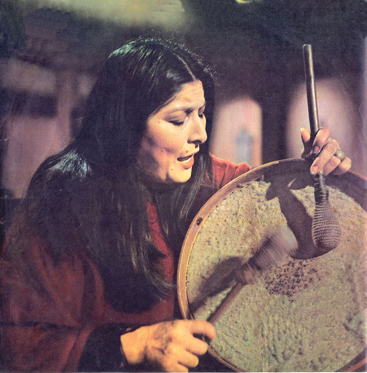 Fotografía della cantante argentina Mercedes Sosa pubblicata sul suo disco 