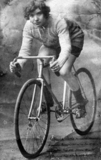 La ciclista italiana Alfonsina Morini in Strada, prima donna a competere nel Giro d'Italia nel 1924.

