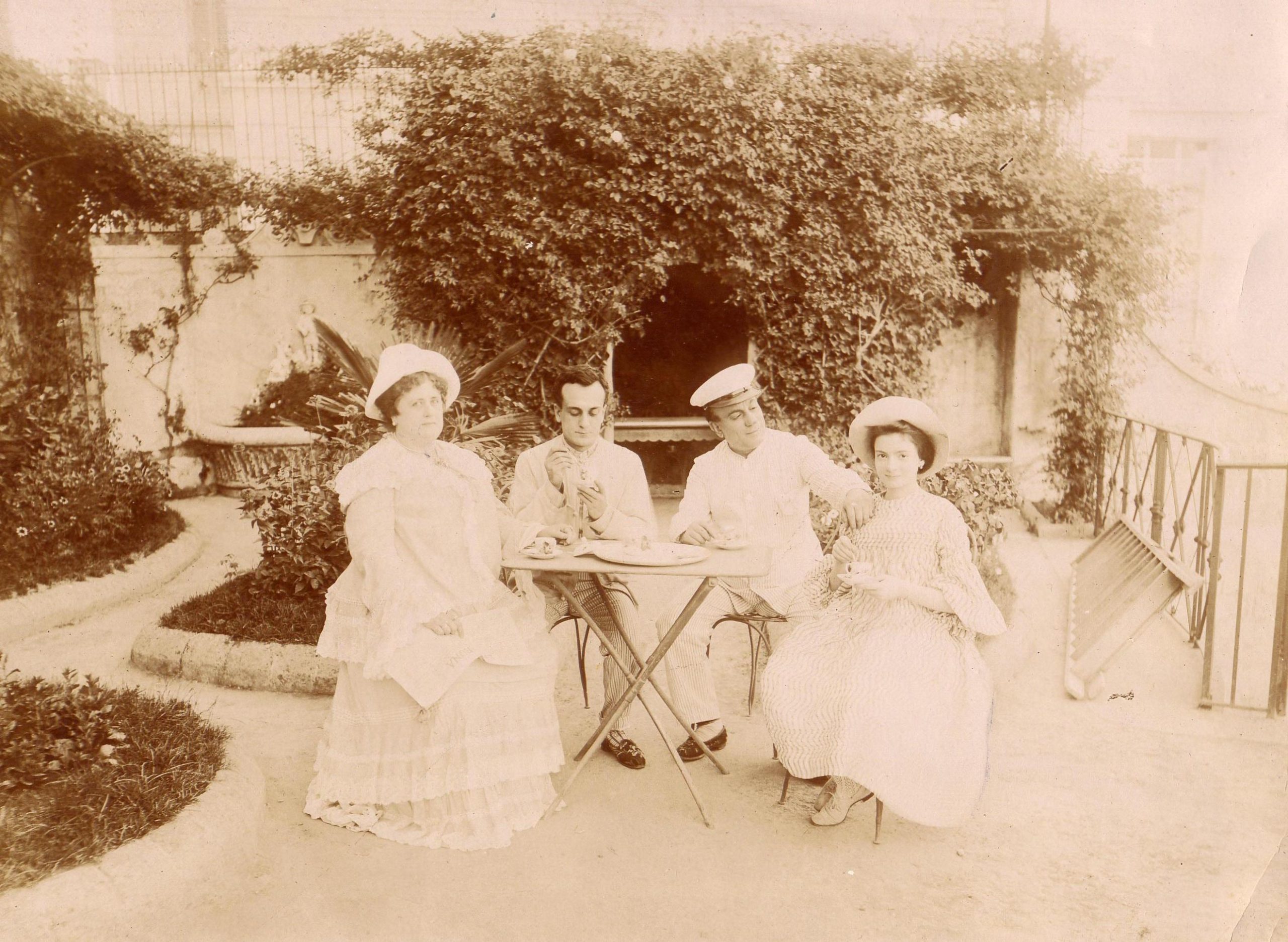 La famiglia Scarpetta. Da destra: Maria, Eduardo, Vincenzo, donna Rosa. <br> 
Fonte: <a href=https://www.eduardoscarpetta.it/la-famiglia/>eduardoscarpetta.it</a>.