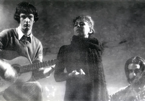 Una foto di un'esibizione di Caterina Bueno accompagnata da Antonio De Rose e Francesco De Gregori
1971