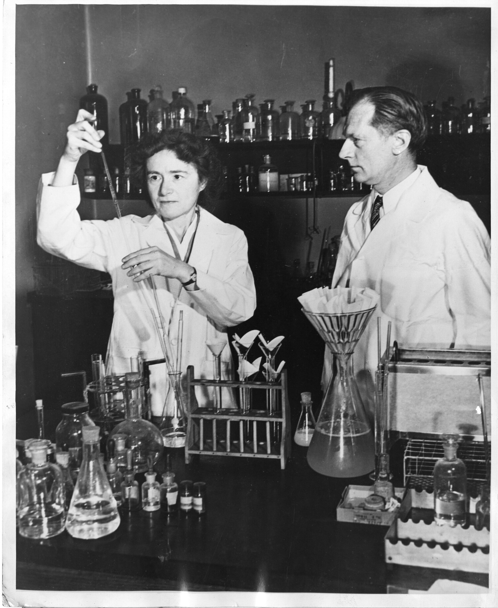 La biochimica Gerty Theresa Cori con il marito Carl Ferdinand Cori.
Fotografo sconosciuto, Smithsonian Institution, immagine di pubblico dominio, fonte: Flickr.
