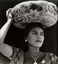   
Donna a Tehuantepec (Messico), foto di Tina Modotti.