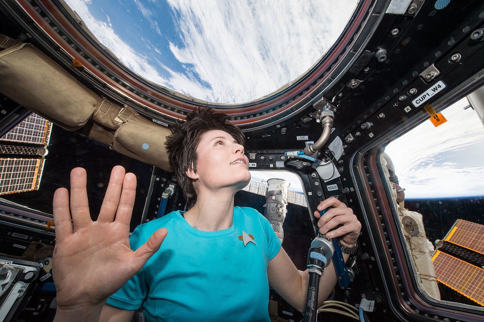 L'astronauta ESA Samantha Cristoforetti omaggia Leonard Nimoy (interprete di Spock nella serie televisiva Star Trek) appena deceduto.