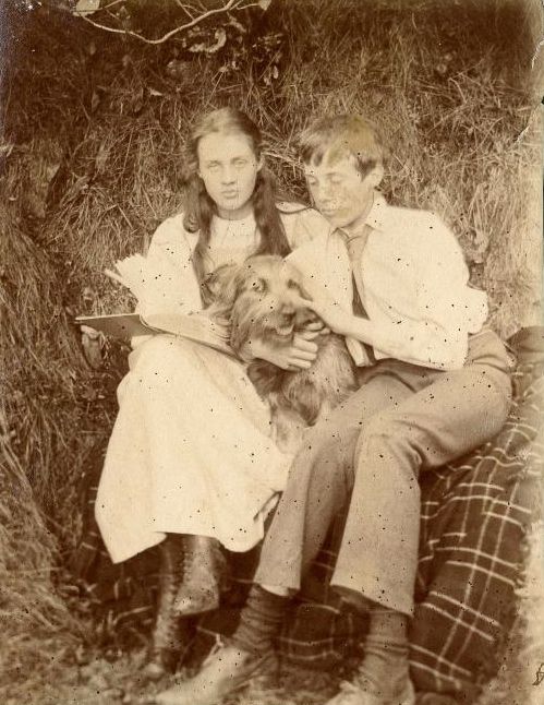 Vanessa e suo fratello Stephen con il loro cane, 1895 circa.