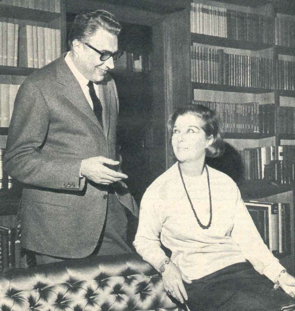 L'attrice Elsa De Giorgi e lo scrittore Luigi Silori nella casa di quest'ultimo a Roma (1959)