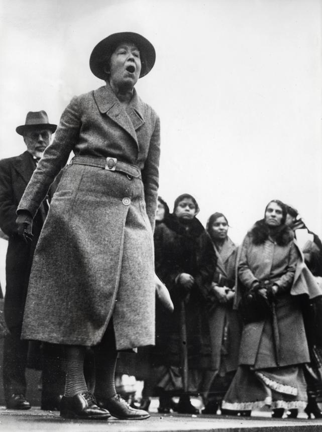 Sylvia Pankhurst durante una protesta per le politiche del Regno Unito in India, Trafalgar Square, Londra, 1907/1914.