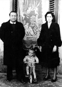 Peppino Impastato a due anni con il padre Luigi e la madre Felicia Bartolotta.