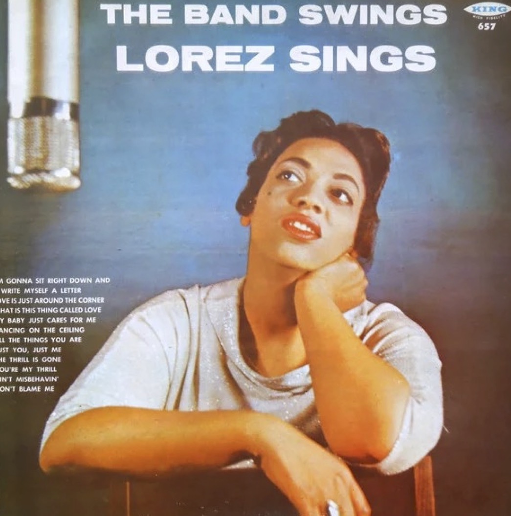 Lorez Alexandria nella copertina del suo album “The band swings Lorez sings”, realizzato nel febbraio 1959 per la King Records. Fonte dell’immagine: www.rateyourmusic.com