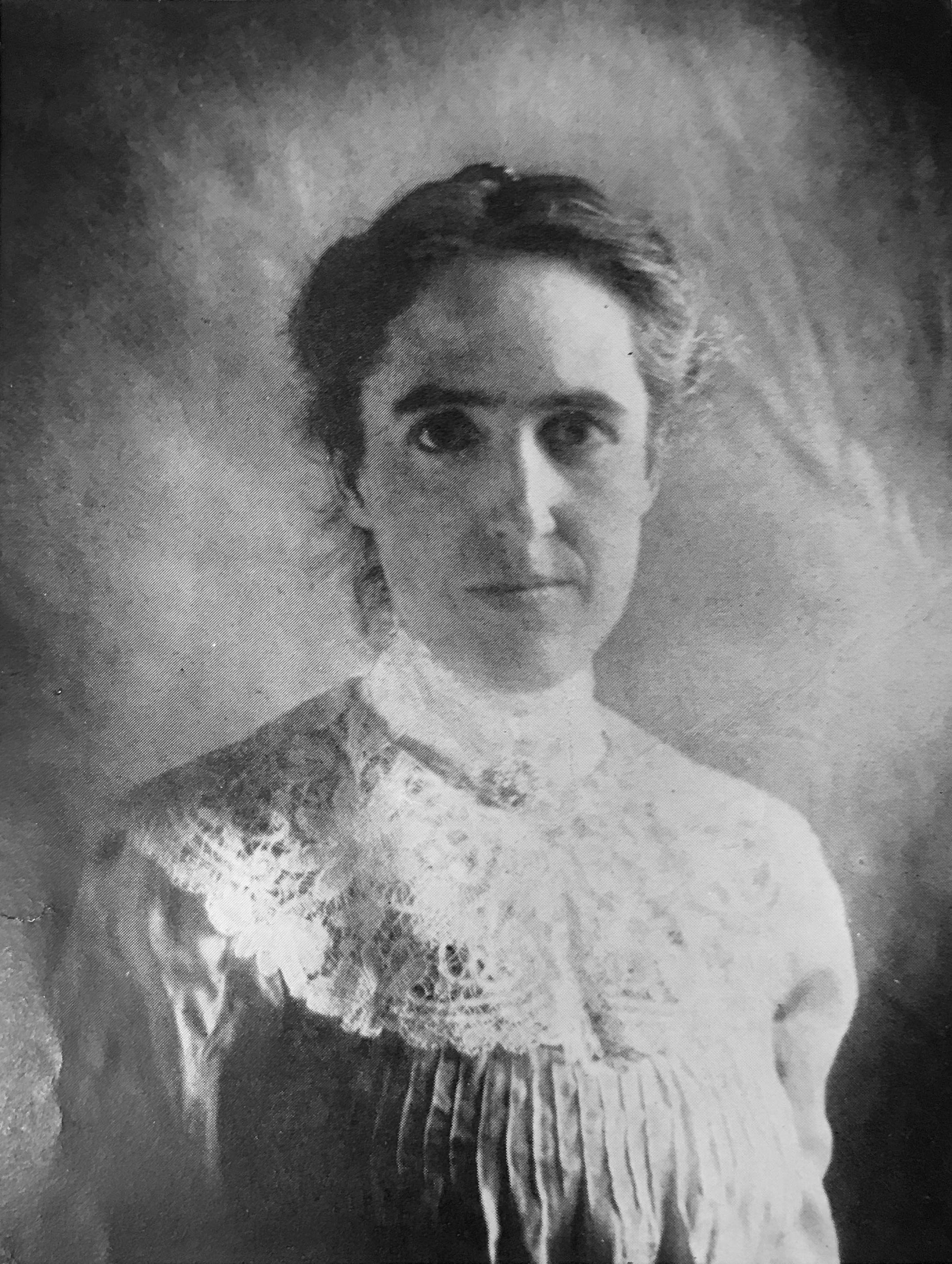 Henrietta Swan Leavitt nel 1989 circa. 
<br> Fonte: <a href=https://commons.wikimedia.org/wiki/File:Henrietta_Swan_Leavitt.jpg>Wikimedia Commons</a>.