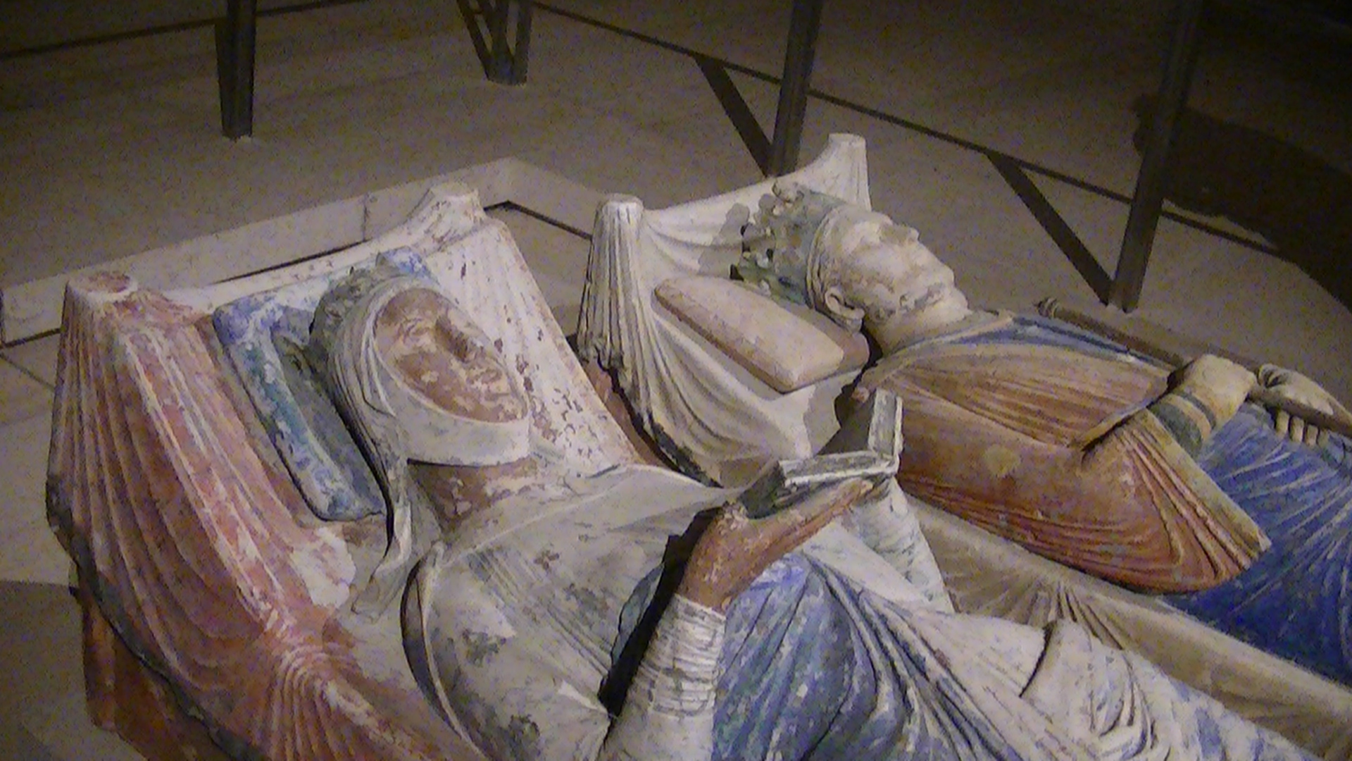  Tombe di Eleonora d'Aquitania ed Enrico II, conte di Anjou e re d'Inghilterra. Abbazia di Fontenvrault, XII secolo. 
