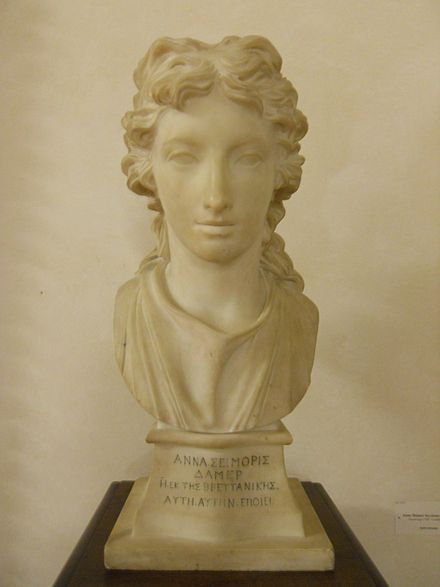 Anne Seymour Damer, autoritratto (Uffizi, Firenze). La scritta, in greco,  sulla base recita:  ΑΝΝΑ ΣΕΙΜΟΡΙΣ ΔΑΜΕΡ Η ΕΚ ΤΗΣ ΒΡΕΤΤΑΝΙΚΗΣ ΑΥΤΗ ΑΥΤΗΝ ΕΠΟΙΕΙ (Anne Seymour Damer inglese, creato da lei stessa)