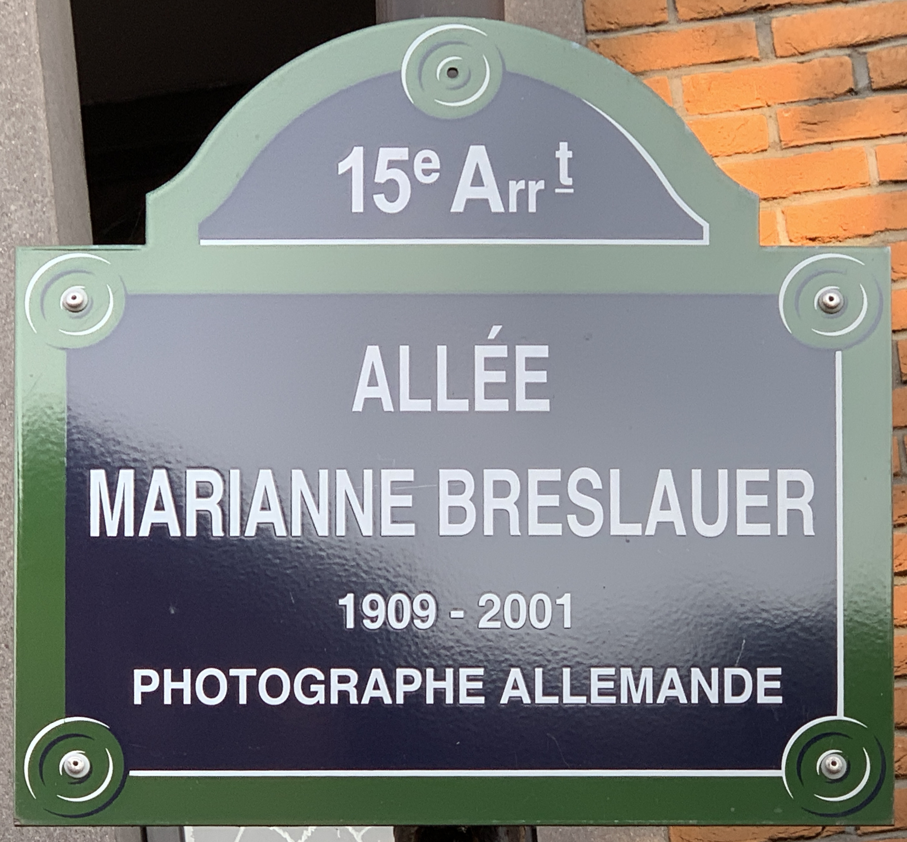 Placca della via dedicata a Marianne Breslauer, a Parigi.