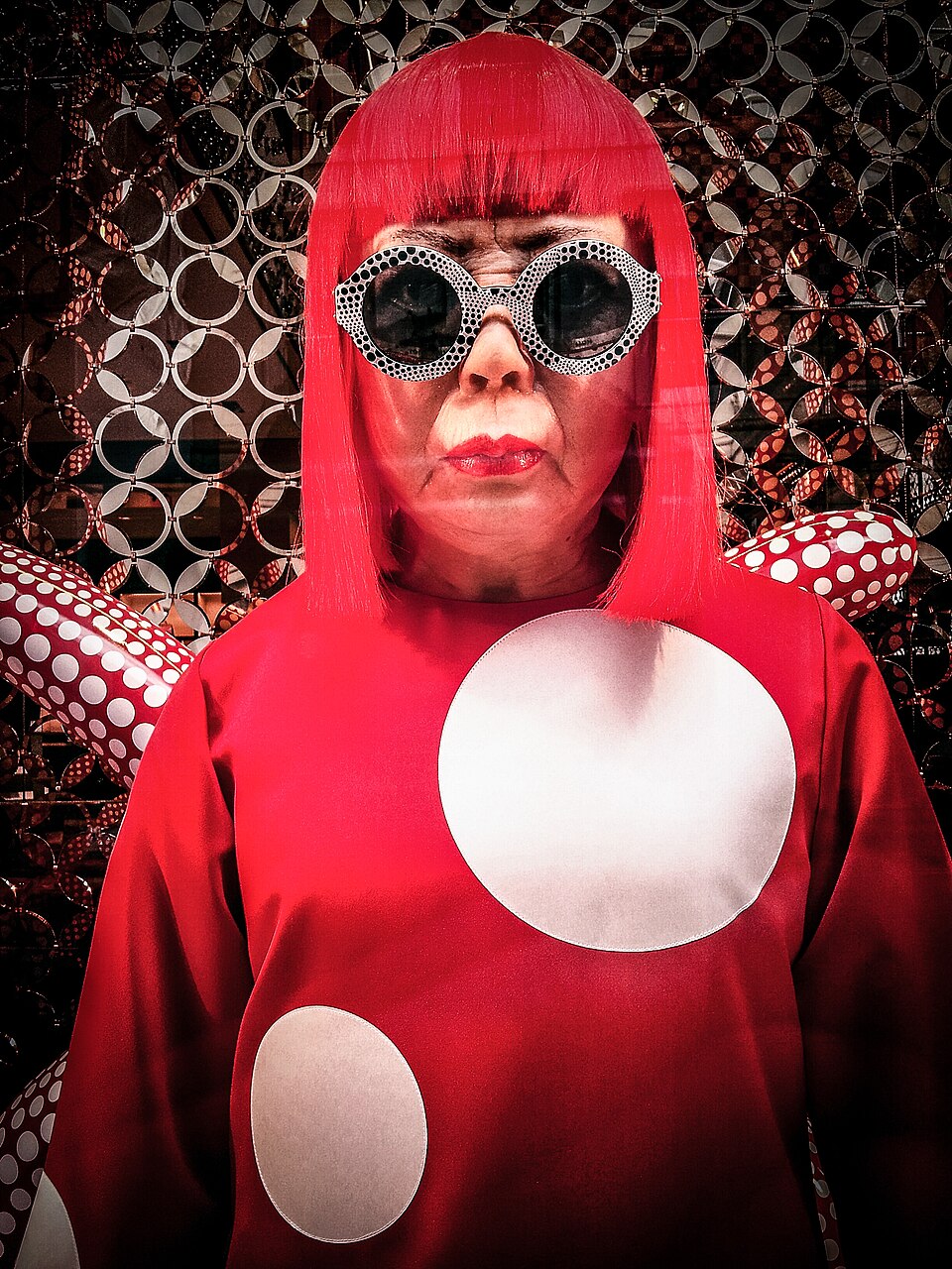 Yayoi Kusama. Fonte: Wikimedia Commons