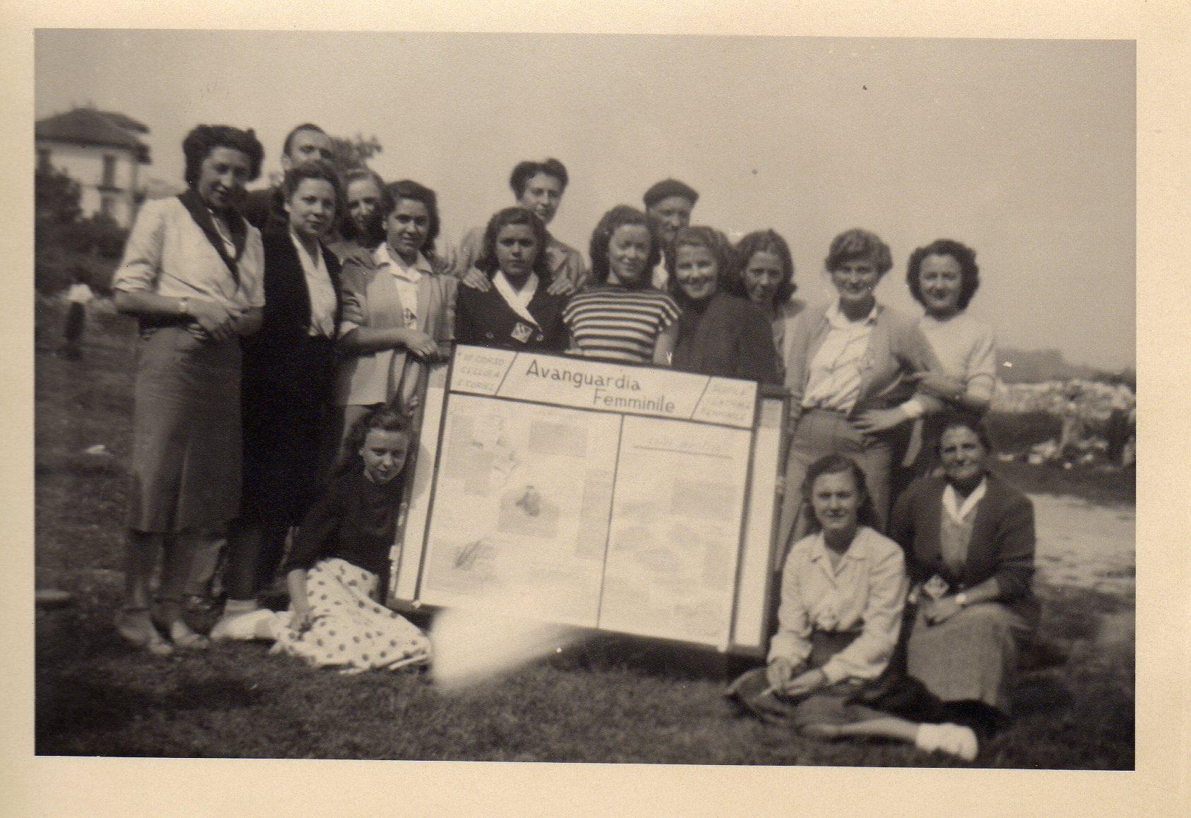 1948 circa – Avanguardia femminile (la prima a sinistra in piedi)