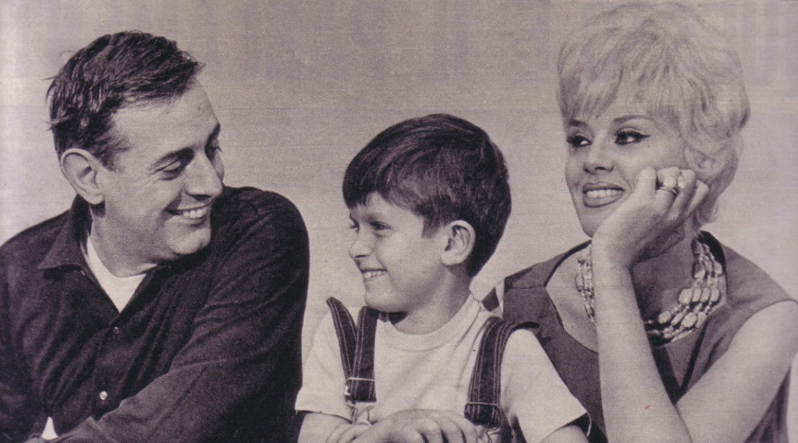 Dario Fo e Franca Rame con il figlio Jacopo, 1962.