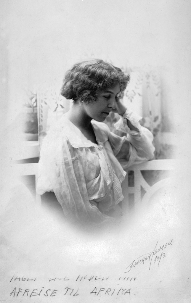 Karen Blixen, fotografata da Sophus Juncker-Jensen nel 1913. Sulla foto la frase 