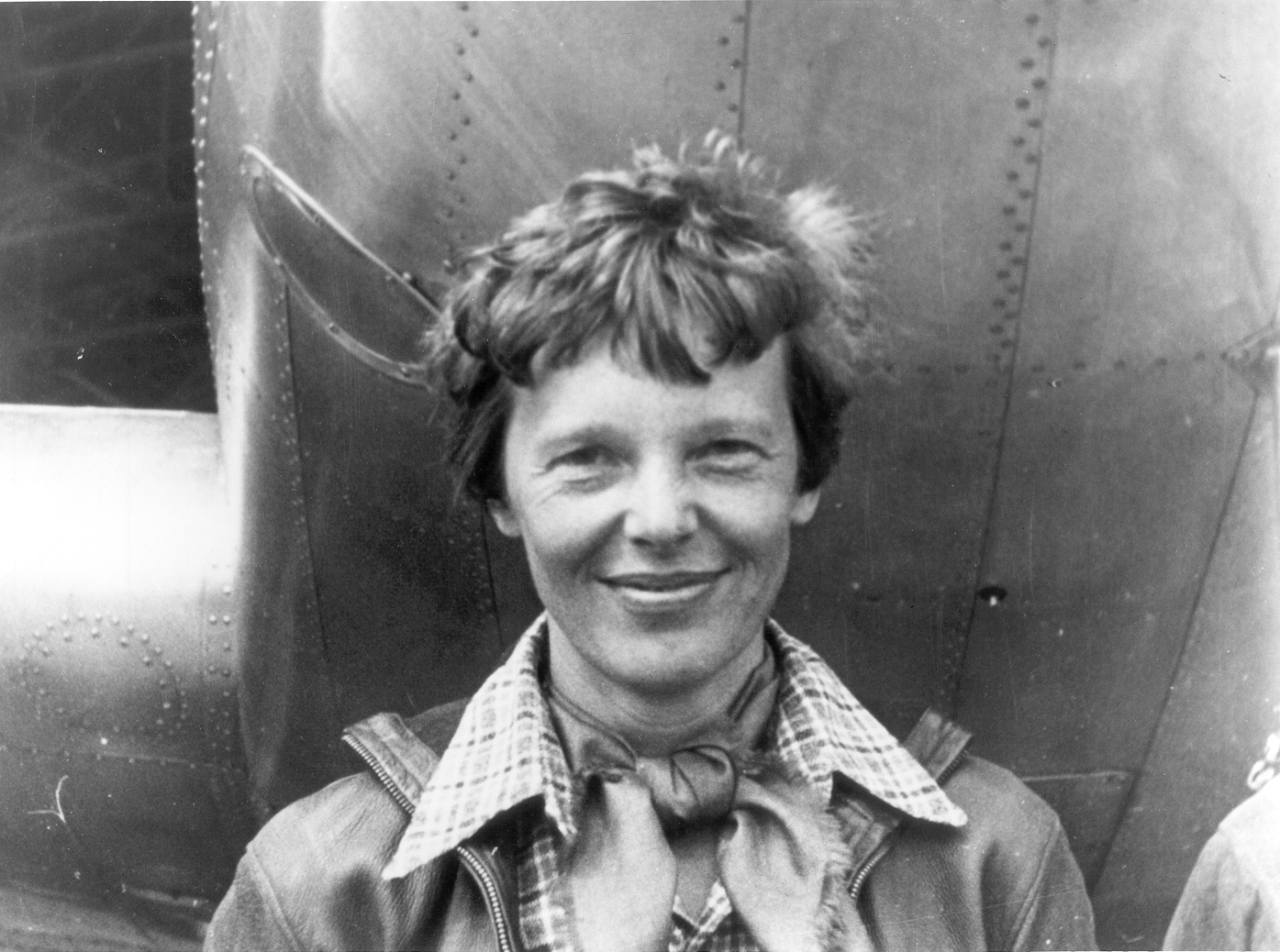 Amelia Earhart posa davanti al suo Lockheed Model 10-E Electra.