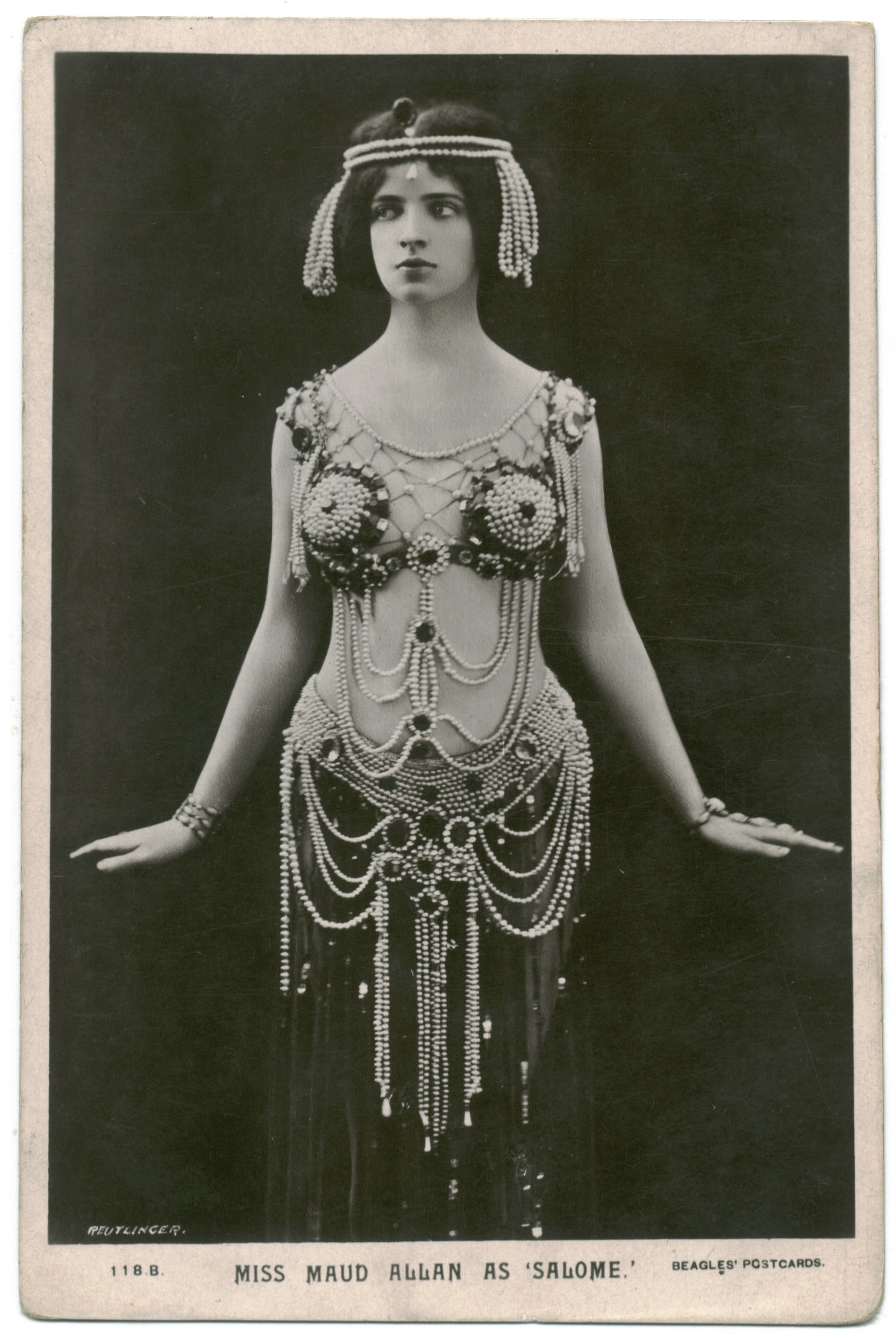 Maud Allan as Salome. Foto di 
Léopold-Émile Reutlinger.