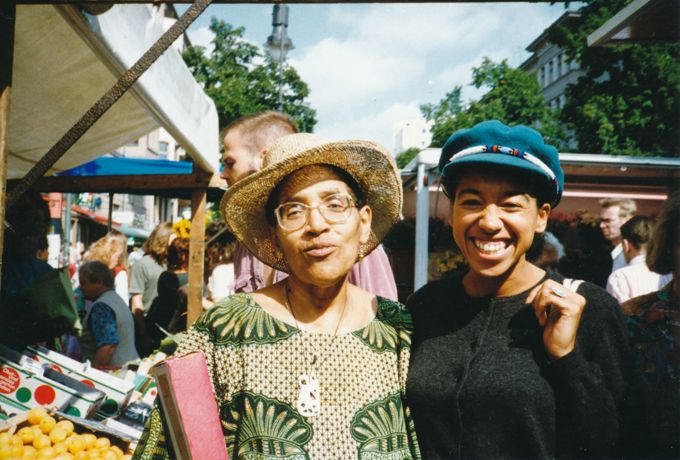  Audre Lorde con May Ayim al mercato di  Winterfeldplatz, Berlino.