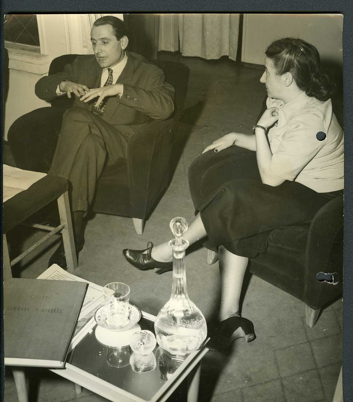 Ettore Sottsass e Germana Marucelli durante un “Giovedì di Germana Marucelli”, Milano, 1949.© Fotografia Patellani. Archivio Germana Marucelli 