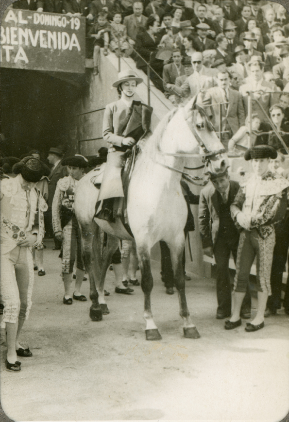 Conchita Cintron nella plaza de toros di Santa María la Real de Nieva (Segovia, Spagna).