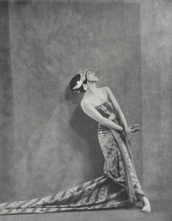La ballerina Martha Graham ritratta nel magazine Shadowland.