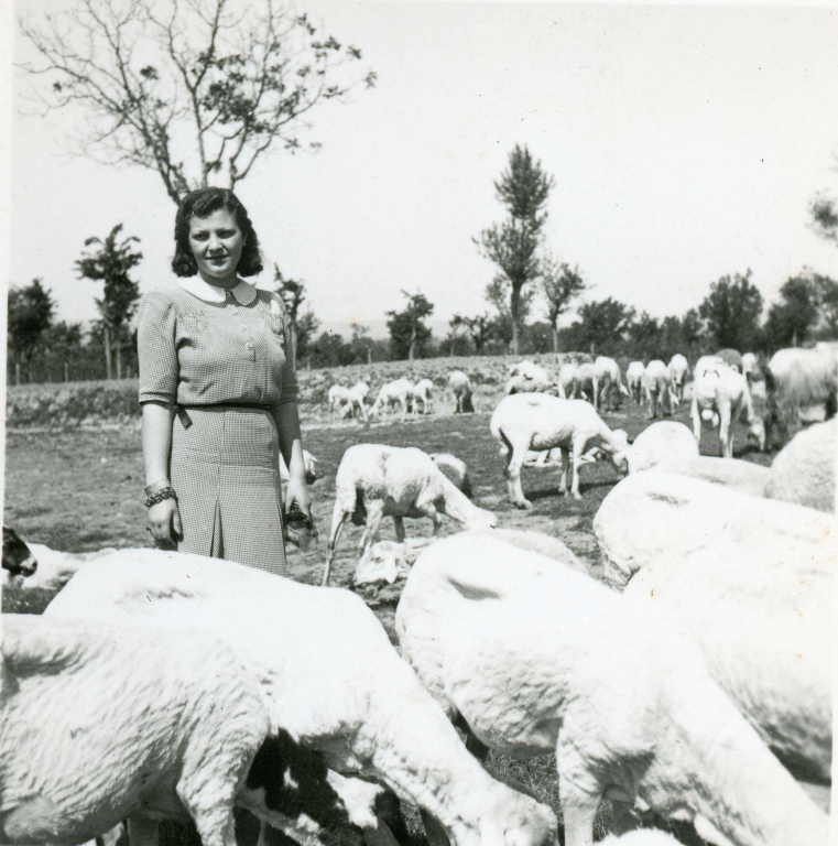 Wanda, da ragazza, nelle campagne di Bonito, Museo Salvatore Ferragamo, Firenze