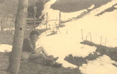 La partigiana Noris Guizzo, Carmen, si scalda al sole a Chies d'Alpago nel marzo del 1945. 
(Titolo ms. sul verso dell'originale).
