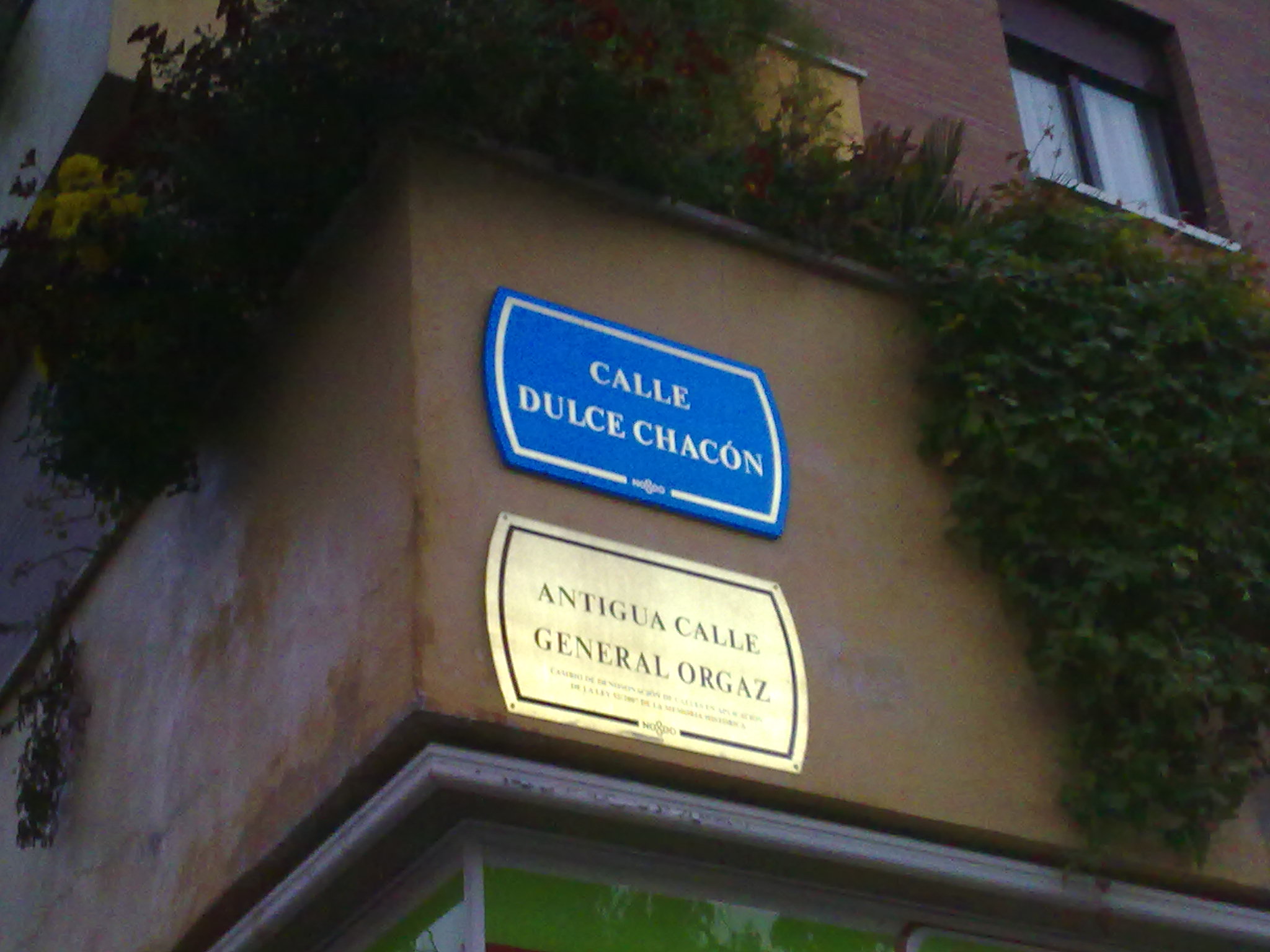 Targa nella calle dedicata a Dulce Chacon a Siviglia.