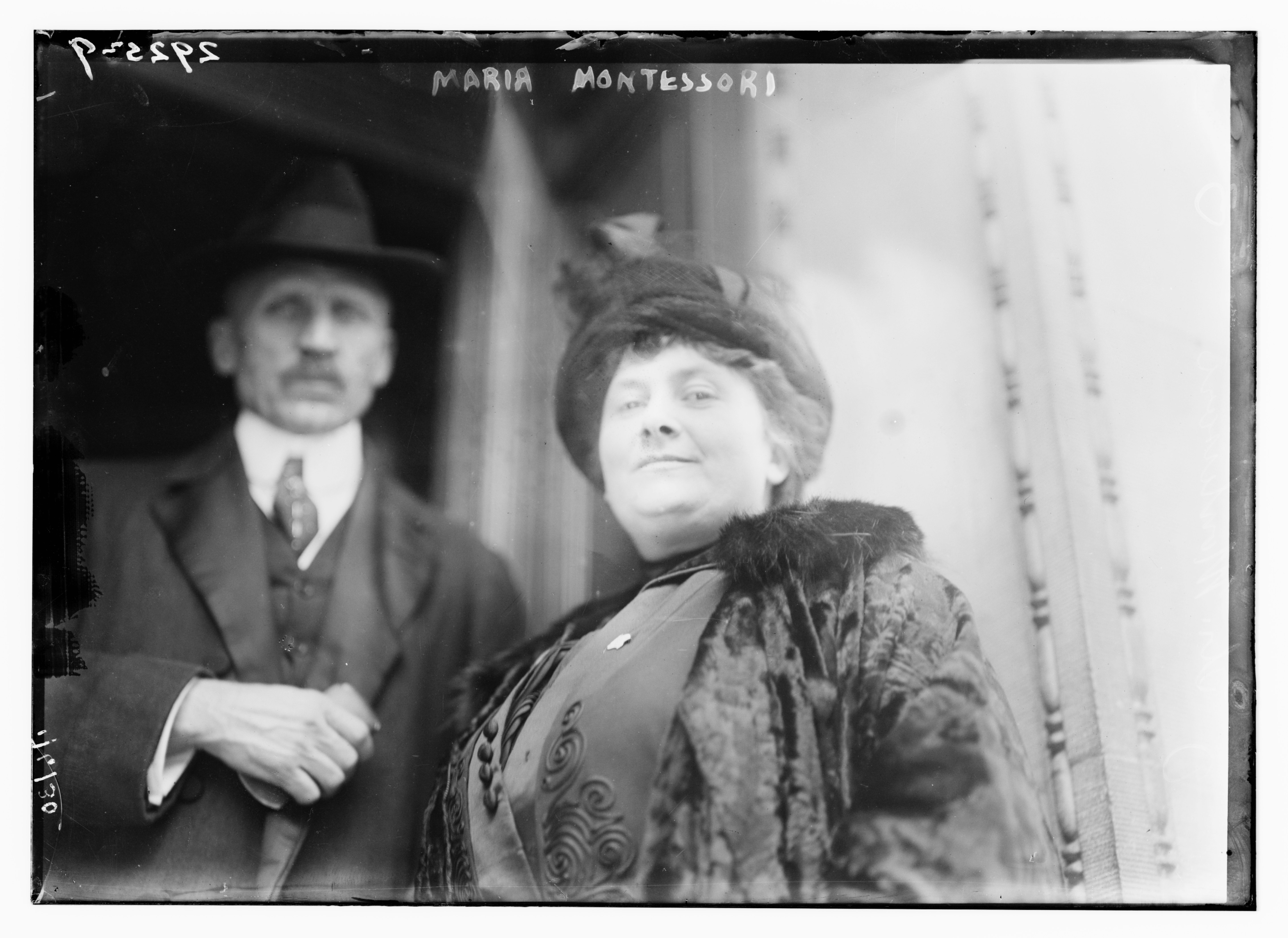 Maria Montessori nel 1910. Foto di 	Bain News Service, publisher.  Library of Congress's Prints and Photographs division.