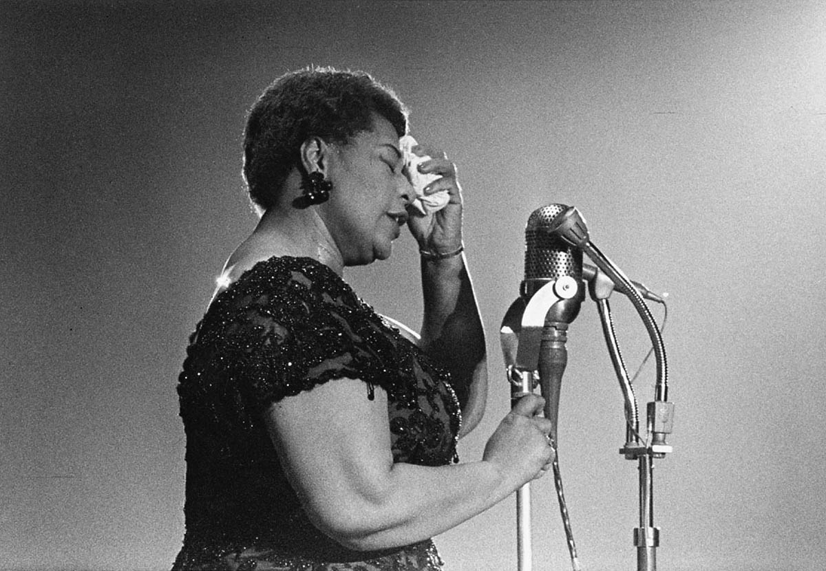 Ella Fitzgerald a Concertgebouw, Amsterdam, 18 febbraio 1961. Foto Ben van Meerendonk / AHF, collectie IISG, Amsterdam. Via Wikimedia Commons