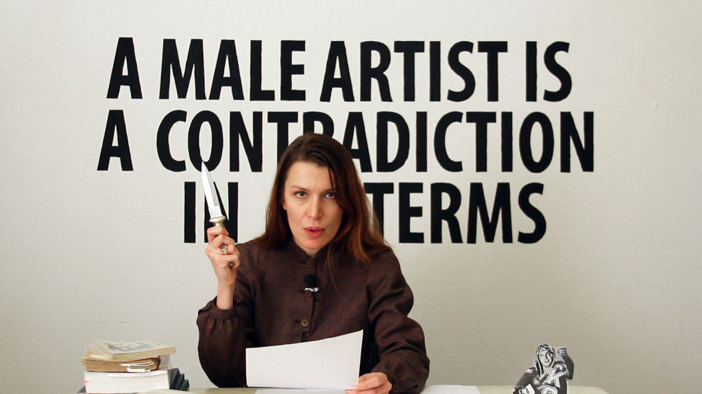 Figura 1<br>Chiara Fumai legge Valerie Solanas, 2013 (fonte: Flash Art Italia).